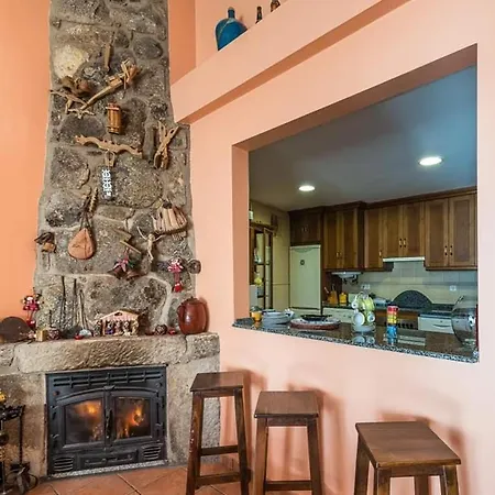 Apartamentos & Casa Rural Boada Con Jardin Interior Y Barbacoa