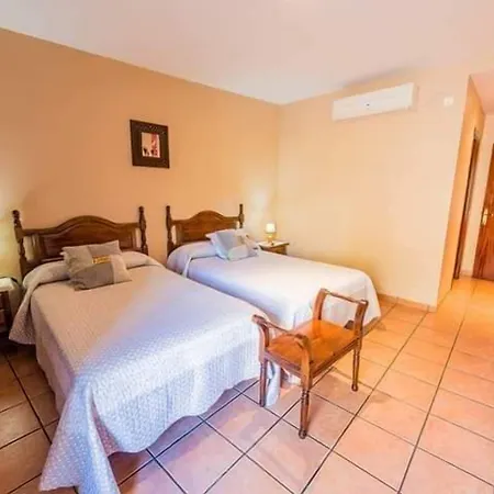 Apartamentos & Casa Rural Boada Con Jardin Interior Y Barbacoa